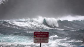 Les vagues à Saint-Benoit, à l'est de l'île de La Réunion dans l'océan Indien, le 2 février 2022, avant le passage du cyclone tropical Batsirai