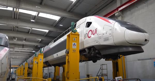 Une rame de TGV levée pour inspection dans le Technicentre Est Européen de la SNCF