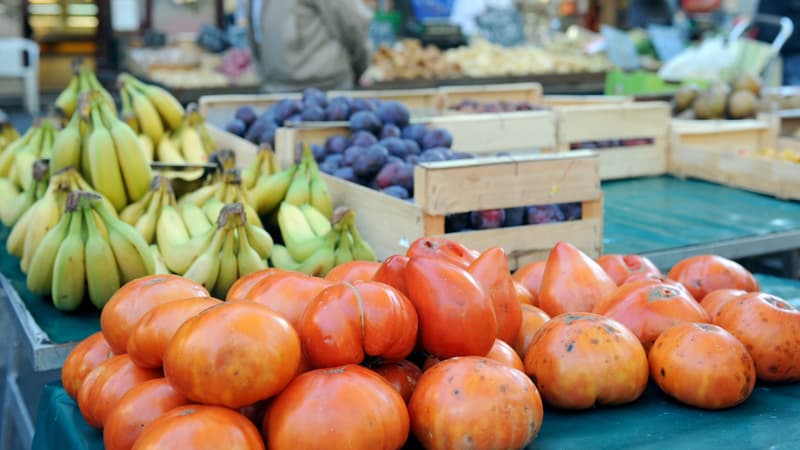 Vente de fruits et légumes bio sur un marché (image d'illustration).