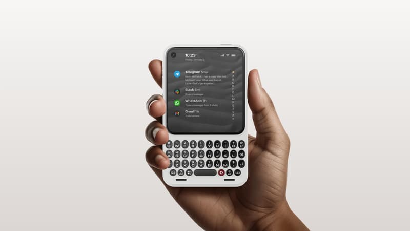 CES 2026: Après les claviers pour iPhone, Clicks dévoile son propre smartphone qui risque de rappeler de bons souvenirs aux fans de Blackberry