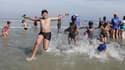 Des enfants défavorisés profitent d'une journée à la plage à Cabourg grâce au Secours Populaire