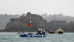 Des pêcheurs français manifestent à l'entrée du port de Saint-Hélier à Jersey en Angleterre, le 6 mai 2021,  pour alerter sur les restrictions de pêche dans les eaux anglaises suite au Brexit