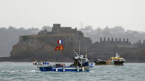 Des pêcheurs français manifestent à l'entrée du port de Saint-Hélier à Jersey en Angleterre, le 6 mai 2021, pour alerter sur les restrictions de pêche suite au Brexit.