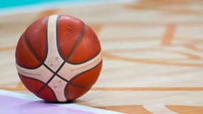 Un ballon de basket.