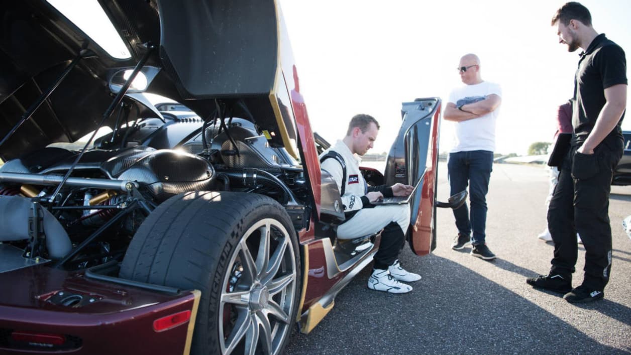 C'est une Agera RS qui a accompli cette performance sous le regard bienveillant de Christian von Koenigsegg. C'est une Agera RS qui a accompli cette performance sous le regard bienveillant de Christian von Koenigsegg.