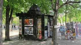 Un kiosque de journaux à Paris