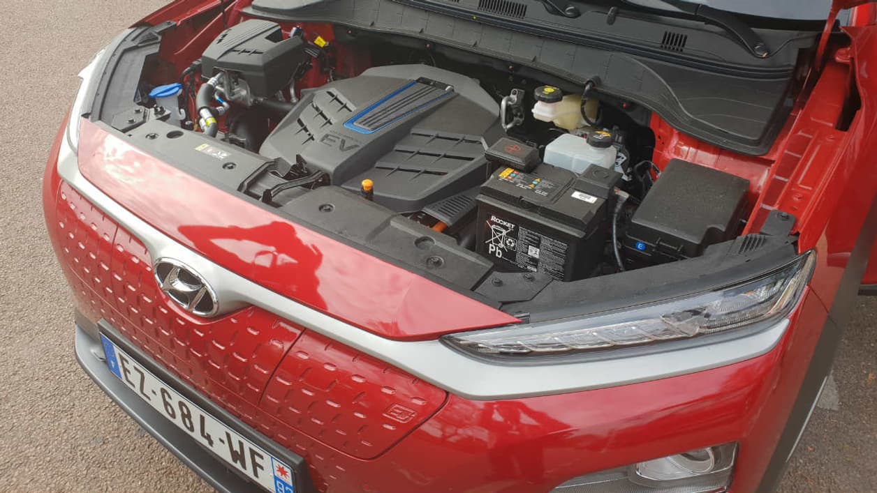Derrière sa calandre fermée, le moteur électrique de ce Kona zéro émission. Derrière sa calandre fermée, le moteur électrique de ce Kona zéro émission.