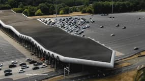 Une vidéo diffusée par Vinci Autoroutes montre un trafic intense sur l'autoroute A10 au péage de Saint-Arnoult-en-Yvelines, en banlieue parisienne, le 30 juillet 2022.