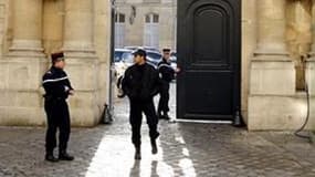 Entrée principale de l'Hôtel Matignon, à Paris. Le porte-parole de l'UMP estime que le choix du successeur de François Fillon était ouvert après l'annonce par l'Elysée de son départ samedi soir, et il y voit du suspense. /Photo d'archives/REUTERS/Charles