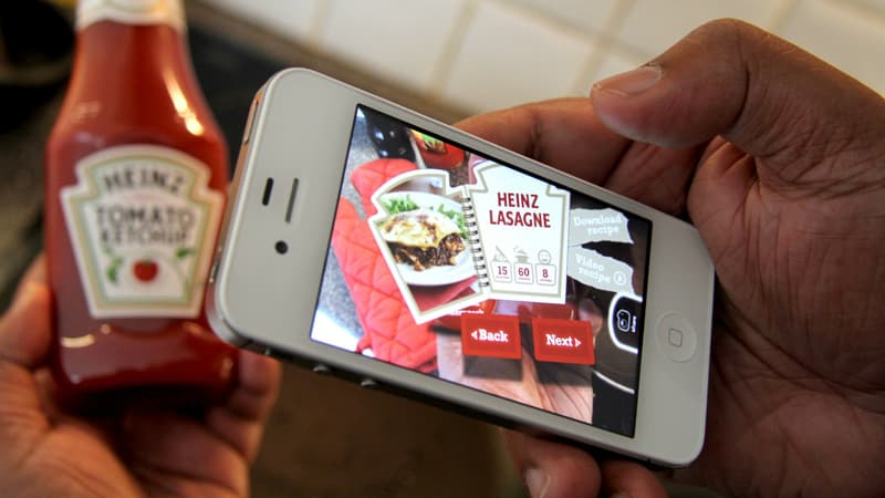 En passant son smartphone devant cette bouteille de Heinz, Blippar vous propose par exemple de consulter des recettes à base de ketchup.