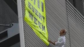 Alain Robert escaladant le New York Times Building en 2008 (228 mètres)