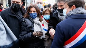 Anne Hidalgo dans la manifestation parisienne des enseignants grévistes le 13 janvier 2021