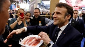 Emmanuel Macron  lors de sa visite du Salon international de l'agriculture à Paris, le 25 février 2023.