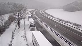 Des poids-lourds sont immobilisés sur l'A36 dans le Doubs à cause de la neige, ce samedi 10 janvier.