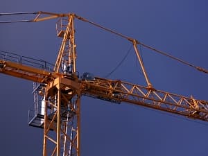 Une grue sur un chantier de construction