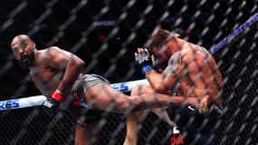 Un coup de pied retourné envoyé dans les dernières secondes du troisième round et Jon Jones éteint Stipe Miocic pour conserver sa ceinture des lourds de l'UFC, ce dimanche.