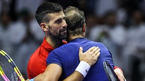 Le câlin entre Novak Djokovic et Rafael Nadal lors de leur dernier match l'un contre l'autre, 19 octobre 2024 à Riyad
