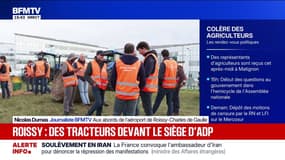 Colère agricole: une quinzaine de tracteurs d'agriculteurs devant le terminal 3 de l'aéroport de Roissy