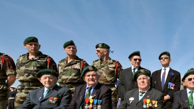 Yves Meudal, deuxième en partant de la gauche au premier rang, lors d'une commémoration en 2008 à Ouistreham. 