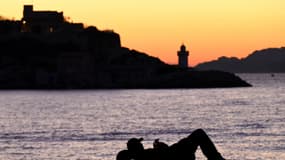 Un homme allongé sur un banc sur le front de mer de Marseille, dans le sud de la France, le 16 décembre 2021.