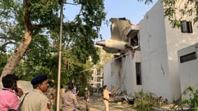 L'arrière du vol 171 d'Air India est photographié sur le site de son crash dans un quartier résidentiel près de l'aéroport d'Ahmedabad, le 12 juin 2025.