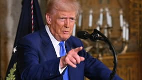 Le président américain Donald Trump s'exprime lors de la signature de décrets dans son centre de villégiature de Mar-a-Lago à Palm Beach, en Floride, le 18 février 2025.