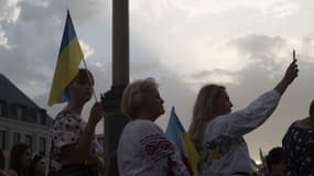 Des milliers d'Ukrainiens rassemblés sur la place de la Vieille ville de Varsovie, le 24 août 2022.