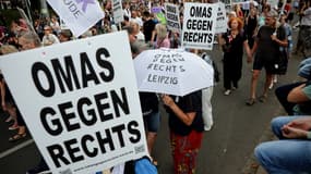 Le collectif "Omas gegen Rechts" manifeste à Leipzig en août 2024
