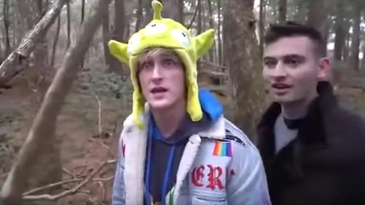 Le YouTubeur Logan Paul, dans sa vidéo tournée dans la forêt des suicides au Japon. Le YouTubeur Logan Paul, dans sa vidéo tournée dans la forêt des suicides au Japon.