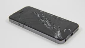 Un téléphone avec un écran cassé (image d'illustration).