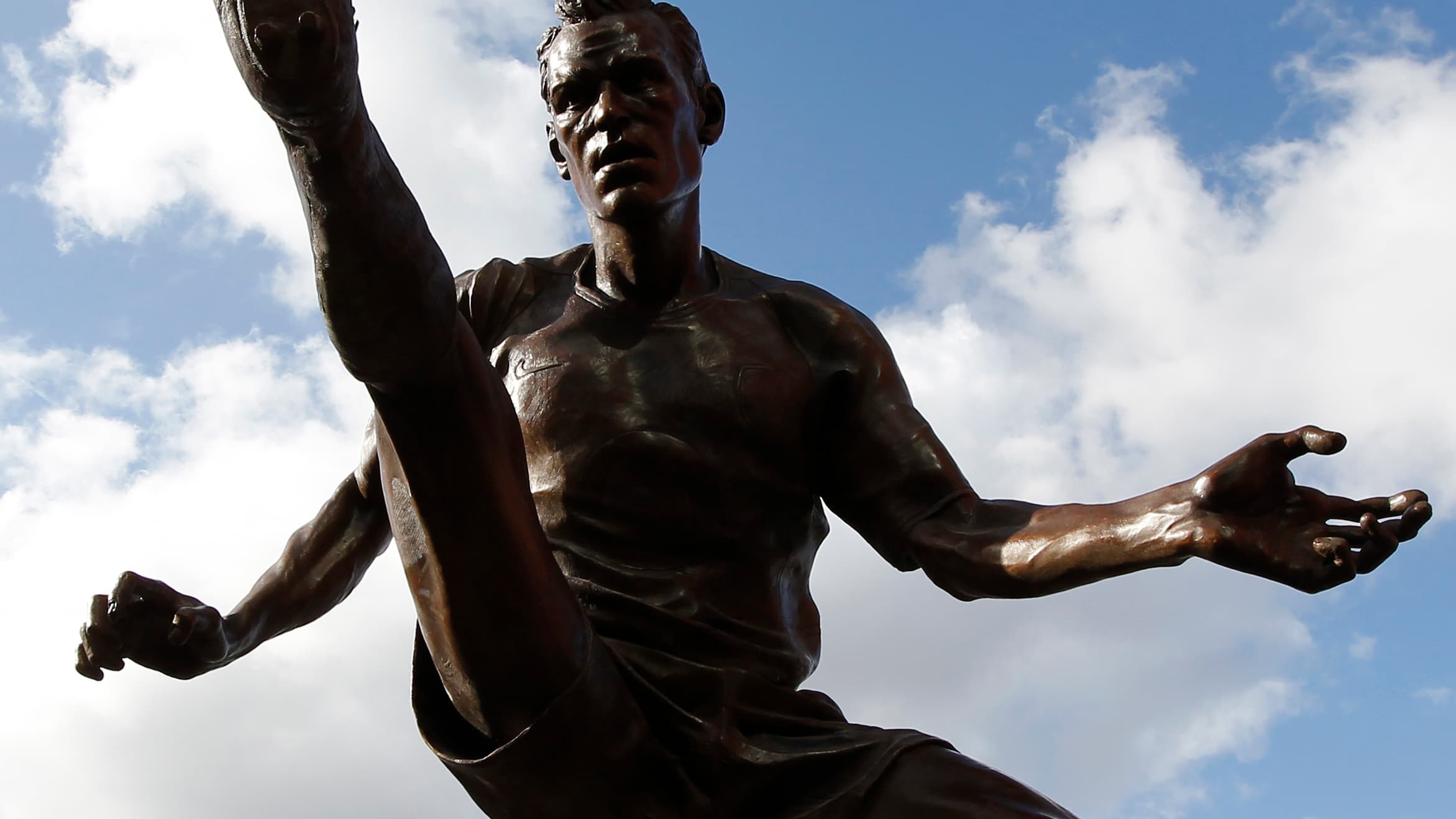 La statue de Dennis Bergkamp