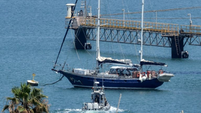 Un bateau de patrouille de la police israélienne se dirige le bateau Madleen amarré au port d'Ashdod après avoir été intercepté la veille par les forces israéliennes, le 10 juin 2025