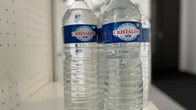 Un pack d'eau Cristaline.