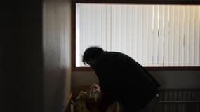 Un aide-soignant s'occupe d'un bébé