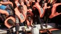 Des migrants attendent de monter à bord de l'Ocean Viking, navire de l'ONG "SOS Méditerranée", le 25 octobre 2022 au large de la Libye
