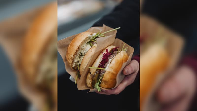 Le chef Florent Ladeyn s'est vu intedire la vente de ses burgers 100% locaux aux halles de Wazemmes en raison d'une violation au règlement, selon la mairie de Lille.