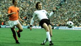 Franz Beckenbauer (en blanc) face à Johan Cruyff lors de la finale de la Coupe du monde 1974