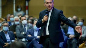 Le président du conseil régional des Hauts de France et candidat à la présidentielle de 2022 Xavier Bertrand lors d'un meeting à Oyonnax, dans l'Ain, le 14 octobre 2021