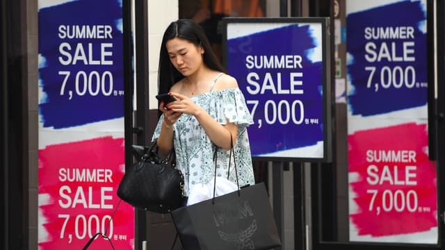 Une Coréenne marche avec son smartphone, à Séoul.
