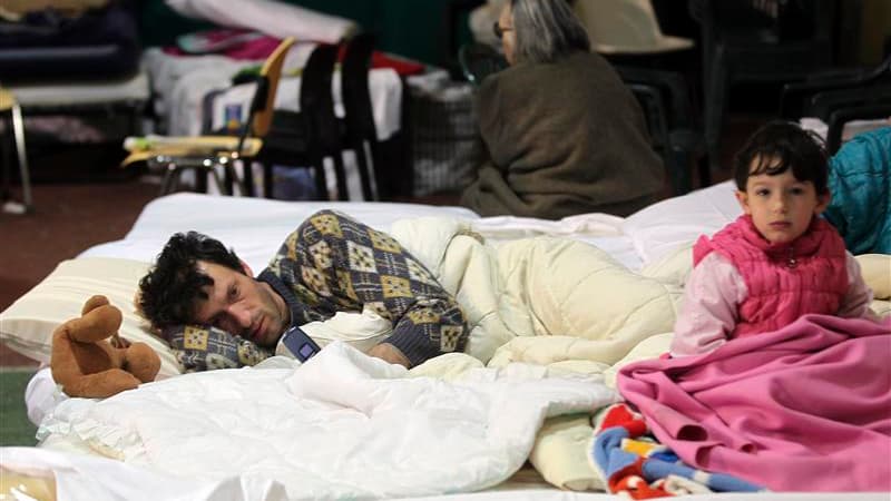 Sous une tente, à Finale Emilia. Des milliers d'Italiens ont passé la nuit dans des tentes ou dans leurs voitures, dans le nord de l'Italie secoué par une centaine de répliques depuis le tremblement de terre qui a fait sept morts et provoqué d'importants
