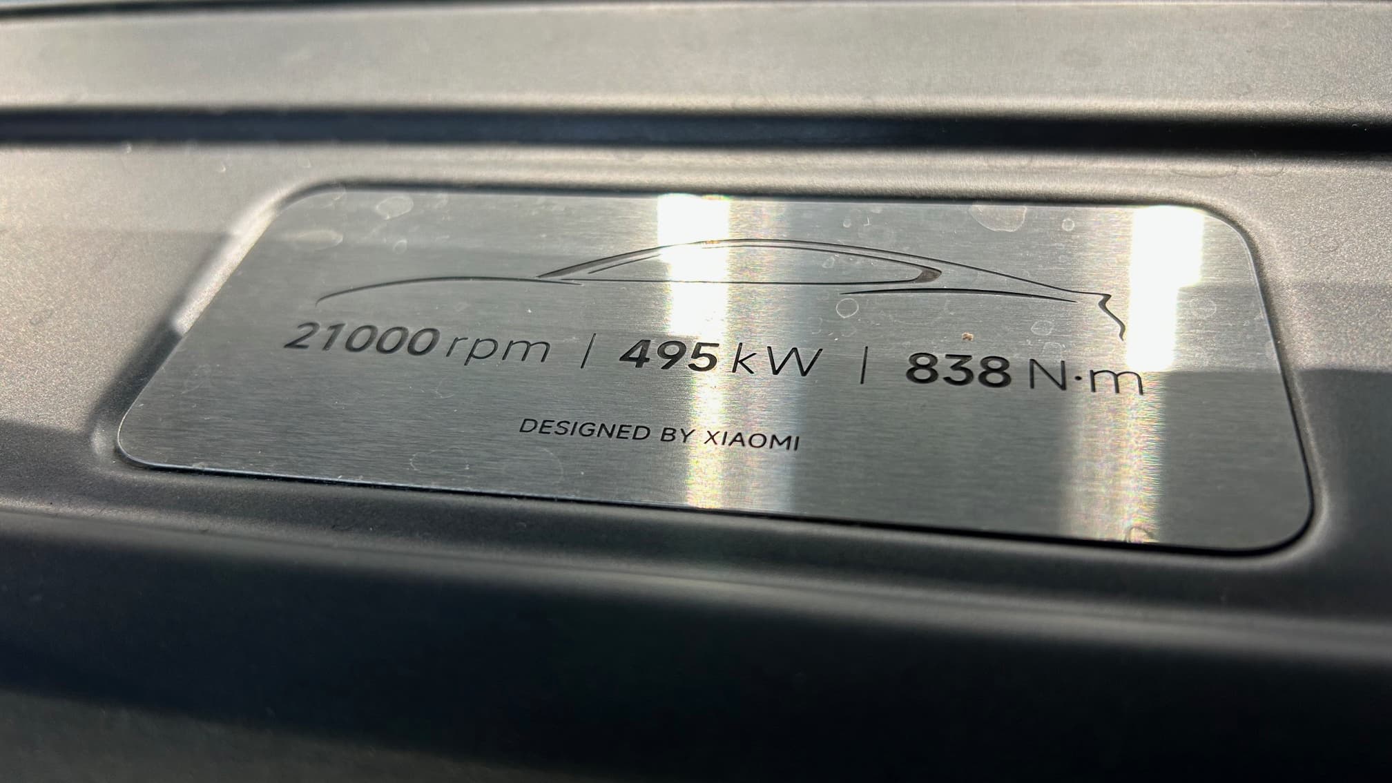 Une plaque résumant ses performances, sous l'aileron de la SU7 Max exposée jusqu'au 30 juillet à Paris