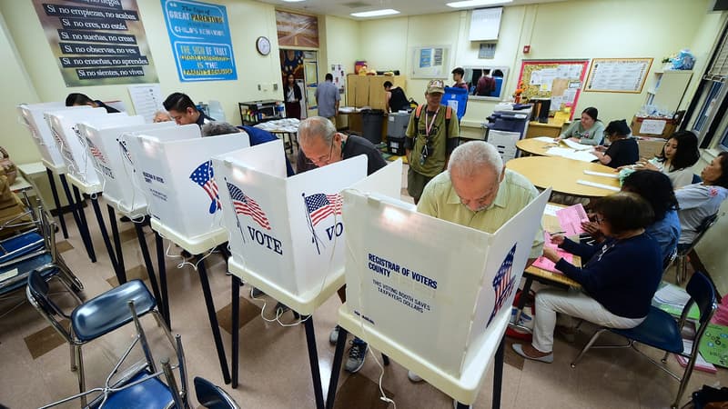 Des Américains votent dans un bureau de Los Angeles, en Californie, le 6 novembre 2018. 