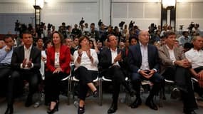 Les six candidats à la primaire socialiste pour 2012 - Manuel Valls, Ségolène Royal, Martine Aubry, François Hollande, Jean-Michel Baylet et Arnaud Montebourg - alignés à La Rochelle, où l'université d'été a vu l'unité affichée au PS se fissurer. /Photo p