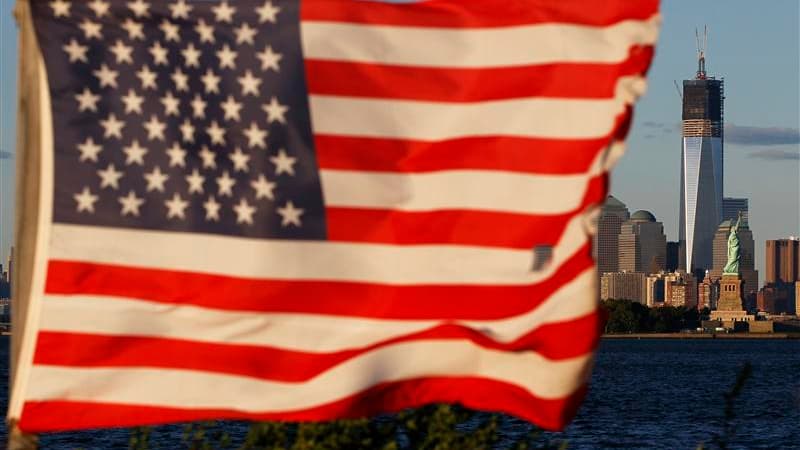 Barack Obama et Mitt Romney observeront mardi une trêve politique à l'occasion de l'anniversaire des attentats du 11 septembre 2001. /Photo prise le 10 septembre 2012/REUTERS/Gary Hershorn