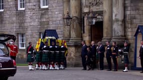 Le cortège de la reine est arrivé au palais d'Holyroodhouse à Edimbourg