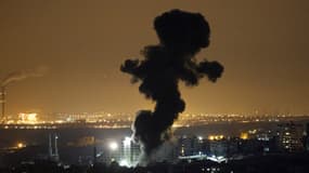 Une fumée noire s'élève au-dessus de Gaza après une attaque aérienne de l'armée israélienne le 12 juillet 2014.