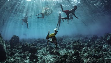 Des personnes pratiquant la plongée sous-marine (Photo d'illustration)