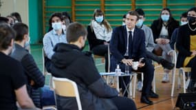 Emmanuel Macron dialogue avec des jeunes d'un lycée agricole à Ahun, dans la Creuse, le 24 janvier 2022