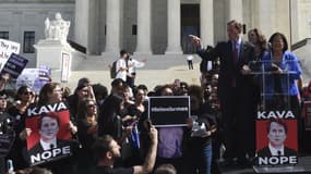 Des manifestants réclament la suspension de la candidature de Brett Kavanaugh à la Cour suprême. 