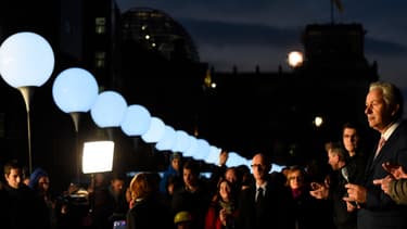 Le maire de Berlin, Klaus Wowereit, inaugure la frontière lumineuse reproduisant le tracé du Mur de Berlin, le 7 novembre 2014.
